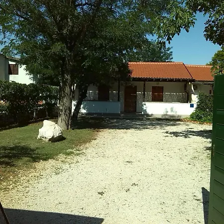Family Friendly With A Swimming Pool - Lozice, - 13569 *